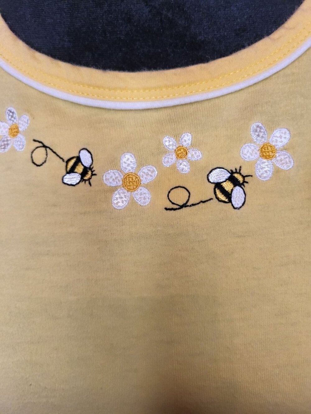 Vintage 90s Mandal Bay Butter Yellow Tee Embroidered Daisies Bees L Cottage - Picture 2 of 6
